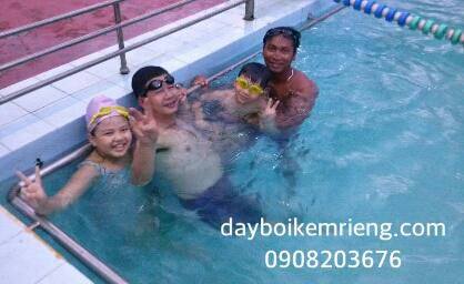 anh Trung cùng 2 con học bơi thầy Lộc| dayboikemrieng.com