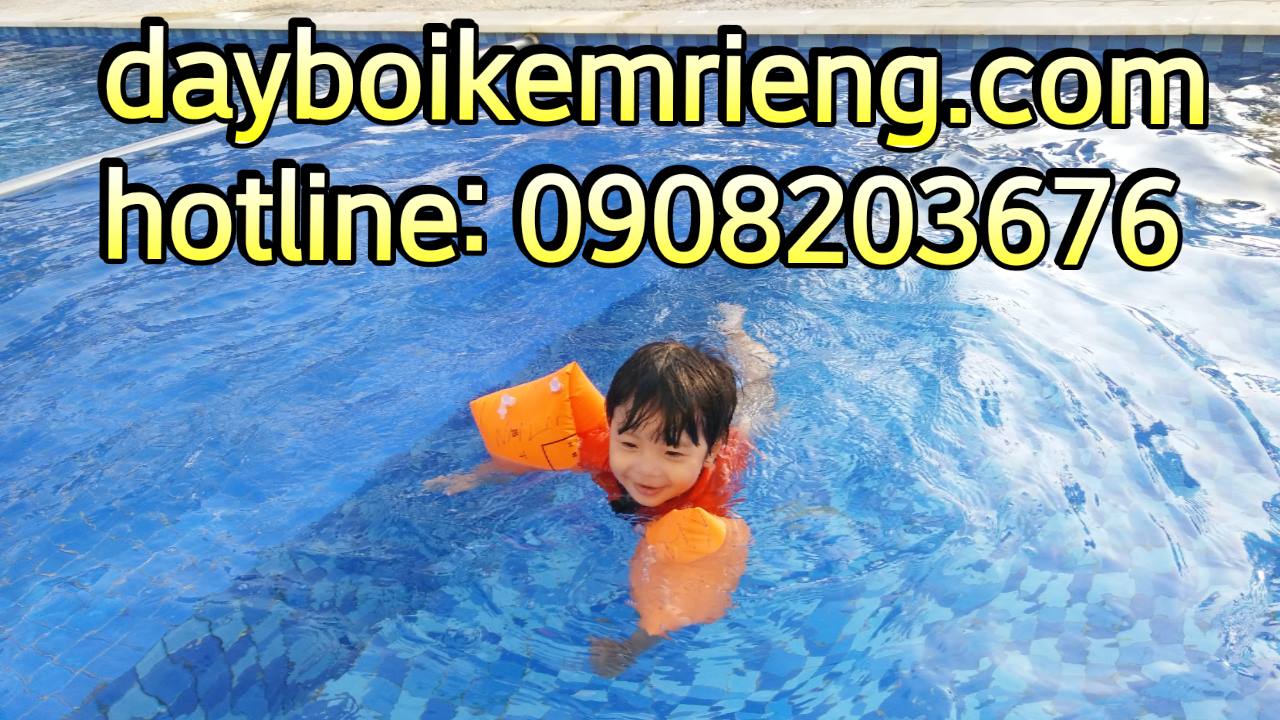 học viên nhí học bơi| dayboikemrieng.com