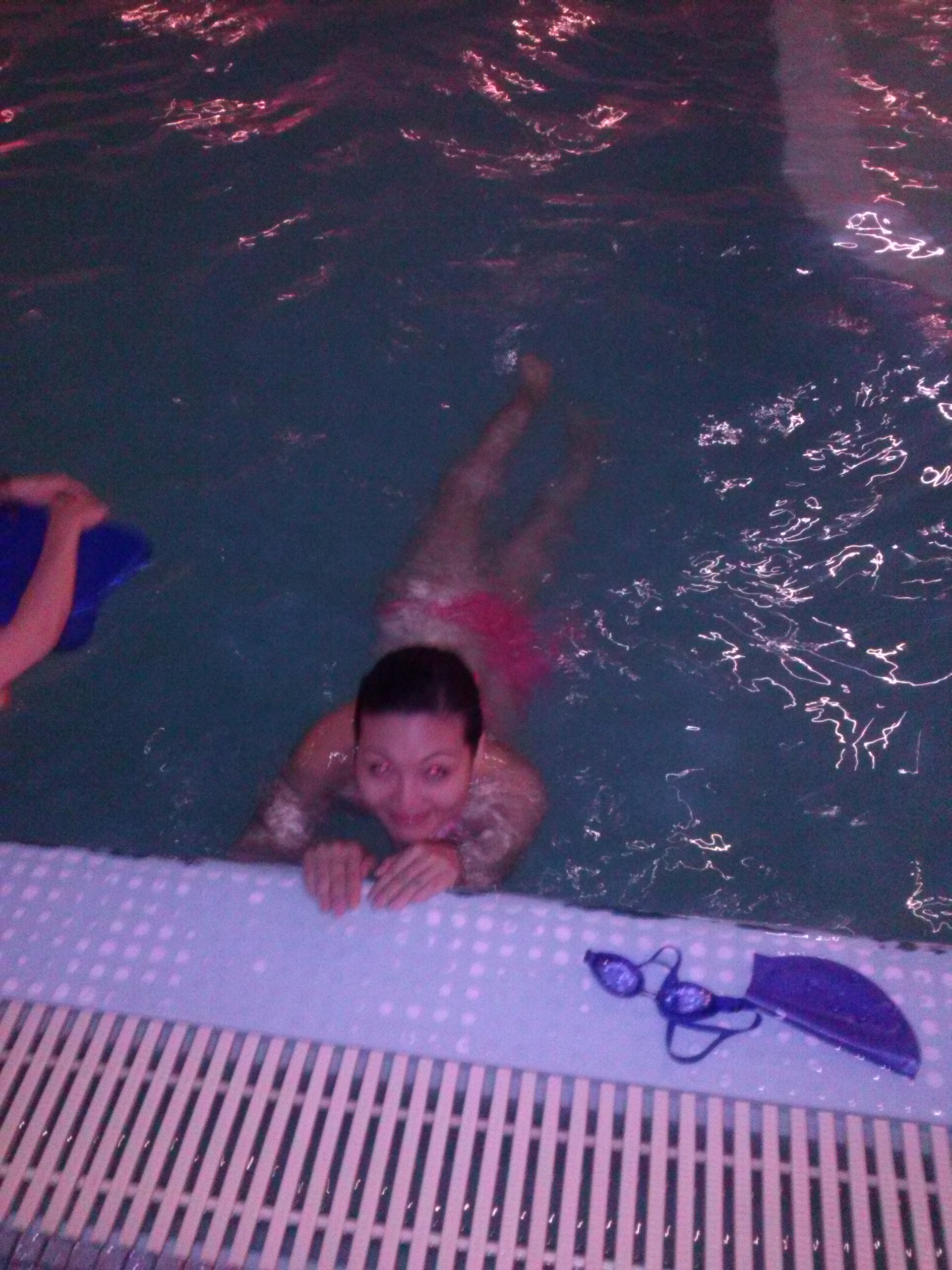 Chị Nhung học bơi