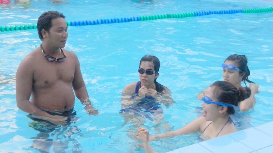 giờ học bơi chỉ có 3 học viên giáo viên dạy kèm dưới nước giúp cho học viên không sợ khi ra độ sâu